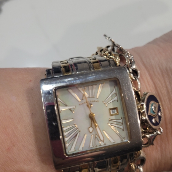 Women watch - Picture 2 of 4